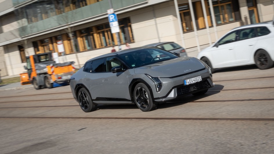 Mitzieher von vorn des Kia EV4 Fastback