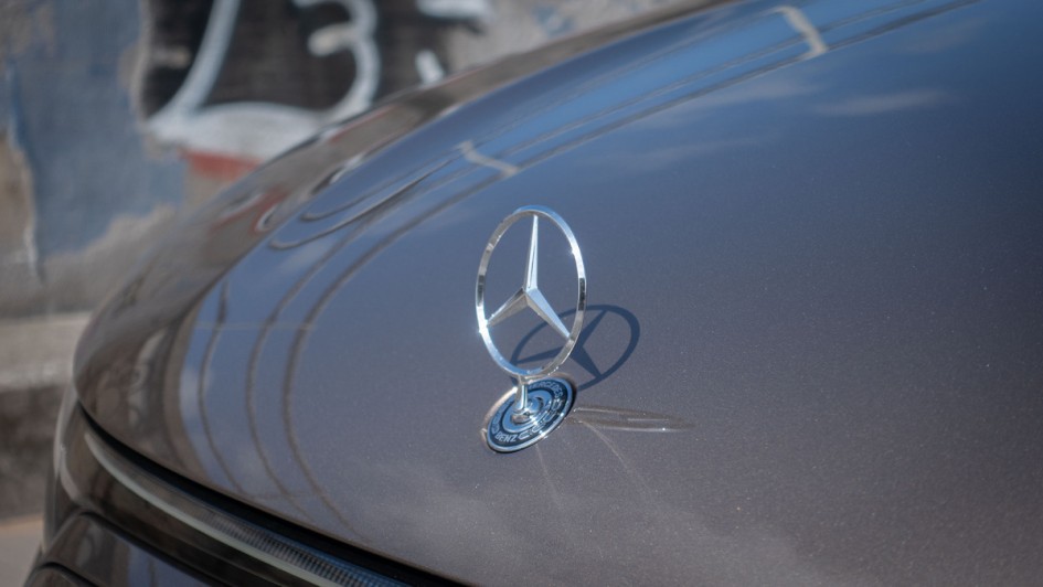 Mercedes-Stern auf der Motorhaube des VLE 300 electric