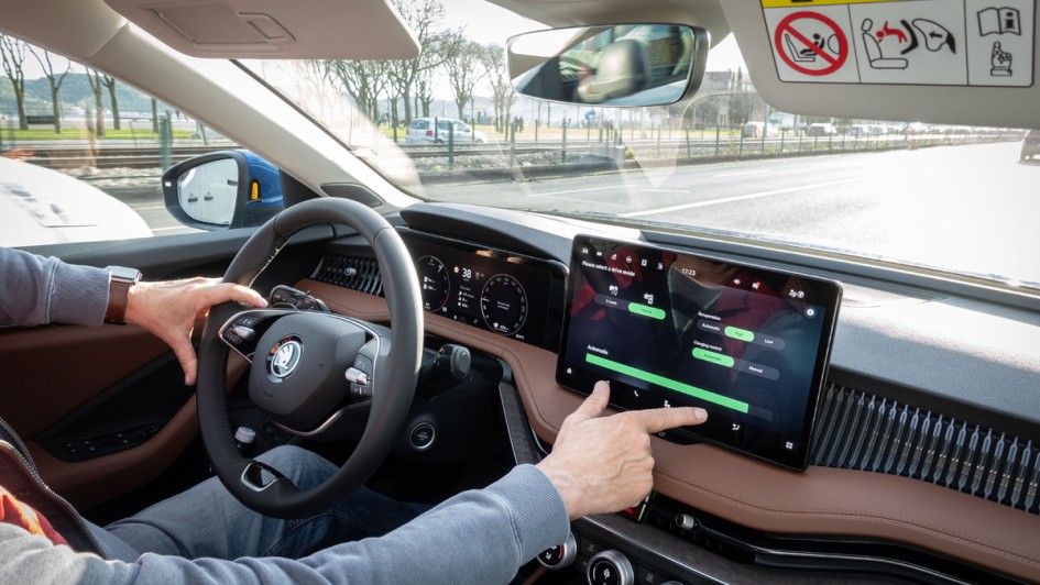 Skoda Superb Combi (2024) Innenaufnahme während der fahrt