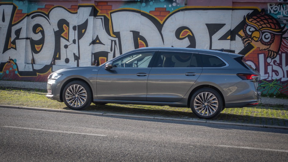 Skoda Superb Combi (2024) in der Seitenansicht vor Gaffiti-Wand