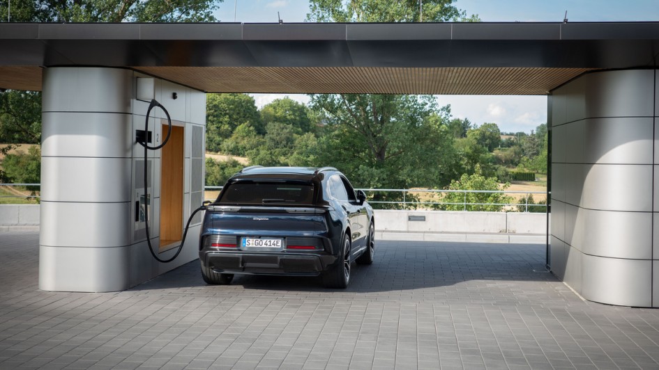 Porsche Charging Lounge mit Cayenne Electric am HPC hängend