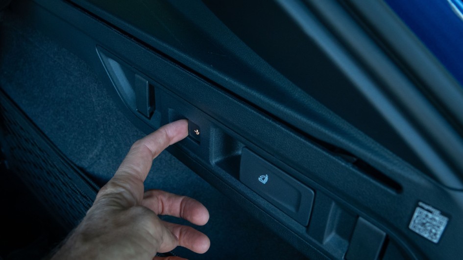 Hebel im Kofferraum zum Umklappen der Rückbank des Skoda Superb