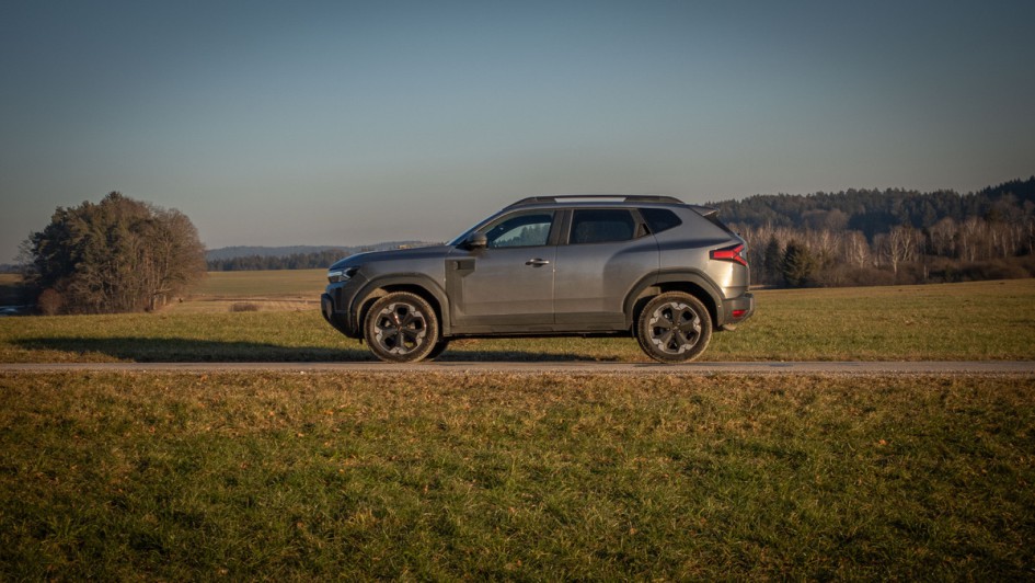 Seitenansicht des Dacia Duster 4x4 des Jahrgangs 2025 