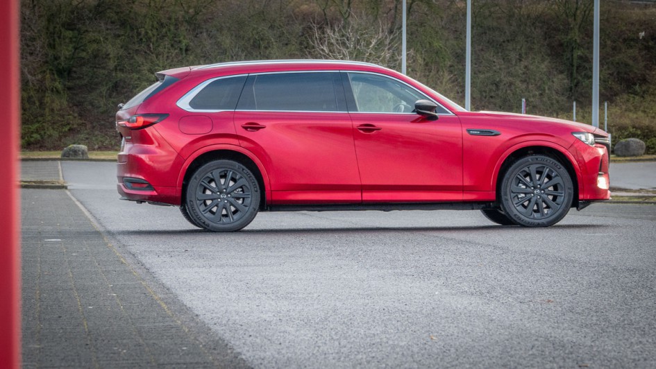 Foto des Mazda CX-80 von schräg hinten auf einem Parkplatz