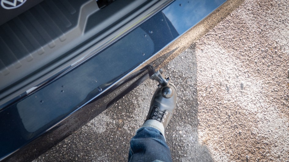 982 Euro kostet die elektrisch bedienbare Anhängekupplung des ID.Buzz, an die nur schmächtige 1.000 Kilogramm (bei 12 Prozent Steigung) angehängt werden dürfen.