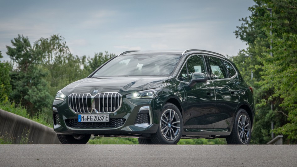 Foto des BMW 230e von vorn, der Plug-in-Hybrid ist in dunkelgrün lackiert.