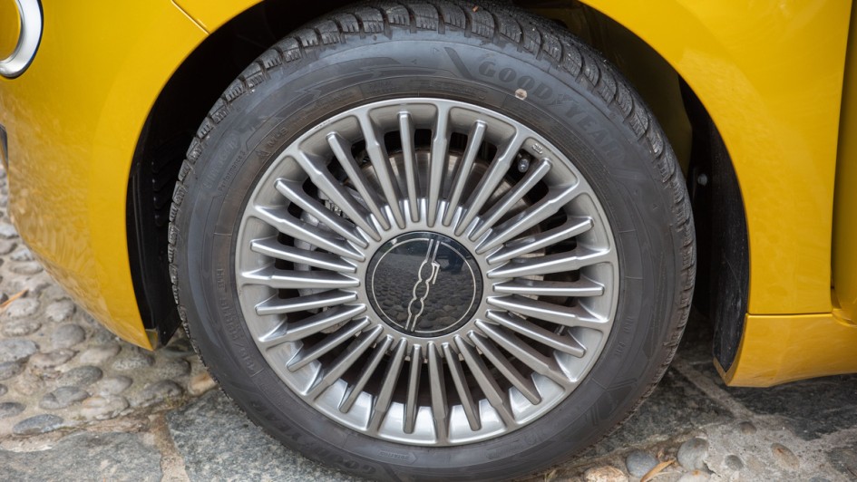 16-Zoll-Aluräder im Vielspeichendesign am Fiat 500 Hybrid
