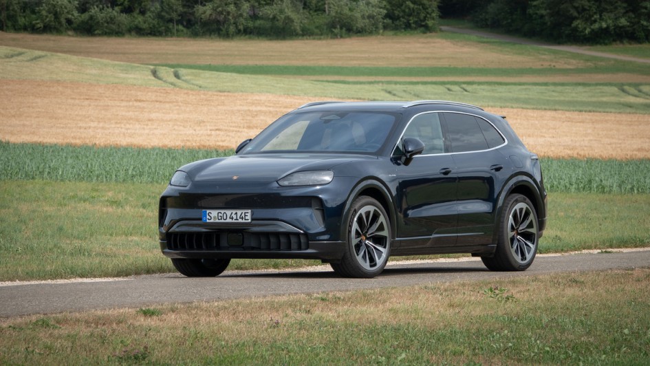 Cayenne Electric stehend auf Asphalt.