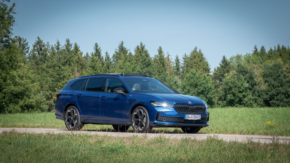 Skoda Super komplett von vorn fotografiert