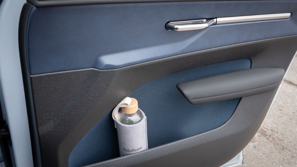 Volvo EX30 (Fahrbericht) Türverkleidung mit Autoflotte-Flasche