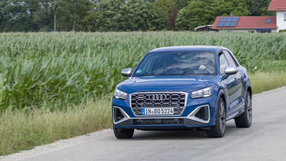 Audi SQ2 fahrend schraeg von vorn auf Landstraße