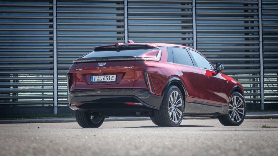 Cadillac Lyriq in metallicrot von schräg hinten aus tiefer Perspektive fotografiert