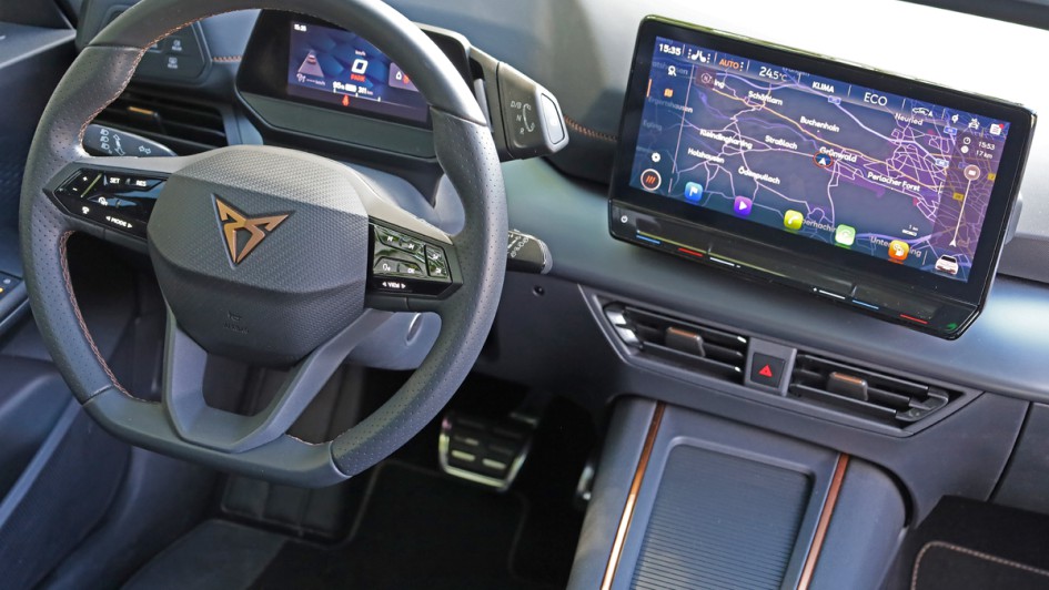 Gesamtcockpitaufnahme des Cupra Born Dauertest vom Tecvia-Verlag