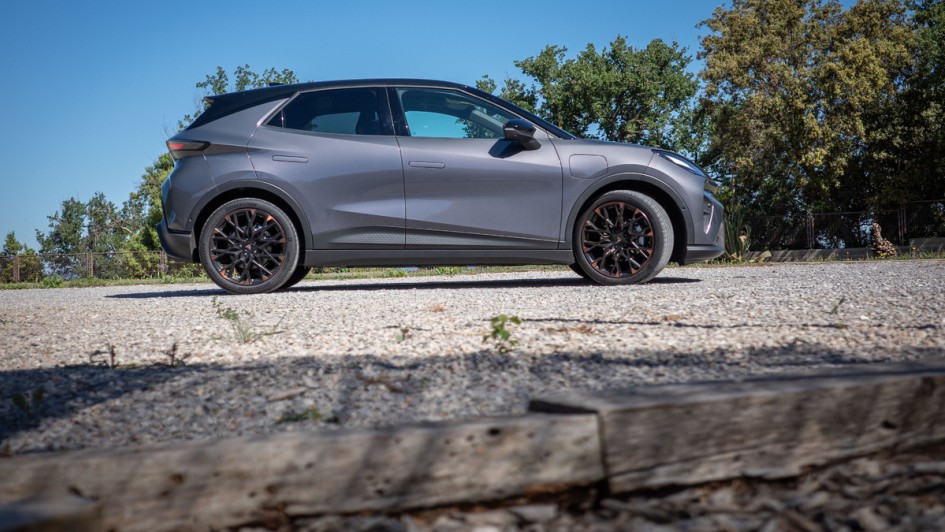 Foto des Cupra Raval VZ in Fjordblau in der Seitenansicht