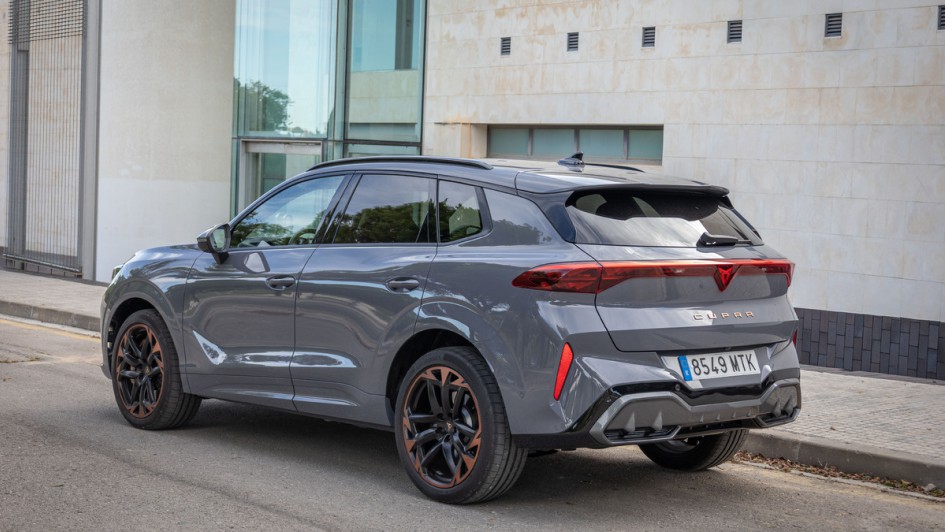 Grau lackierter Cupra Terramar schräg von hinten stehend vor einer Hauswand fotografiert