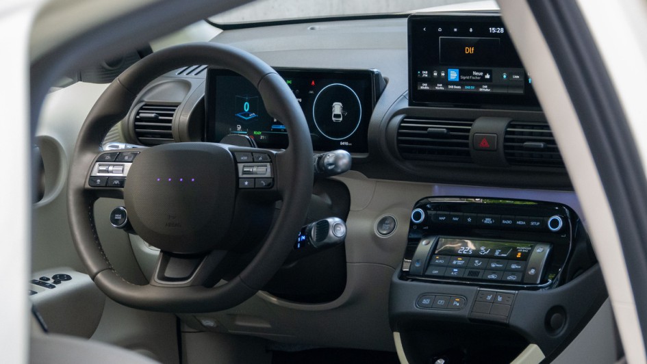 Cockpit des Hyundai Inter komplett von schräg hinten aufgenommen (Beifahrerseite)
