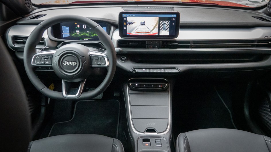 Foto vom gesamten Cockpit des kleinen Jeep Avenger Overland mit Lederausstattung