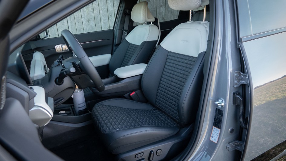 Vordersitze im Kia EV4 mit Kunstleder bezogen
