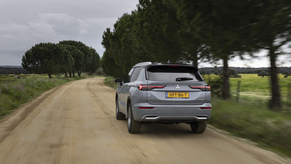 Outlander 2025 mit Plug-in-Hybrid fahren von hinten aufgenommen