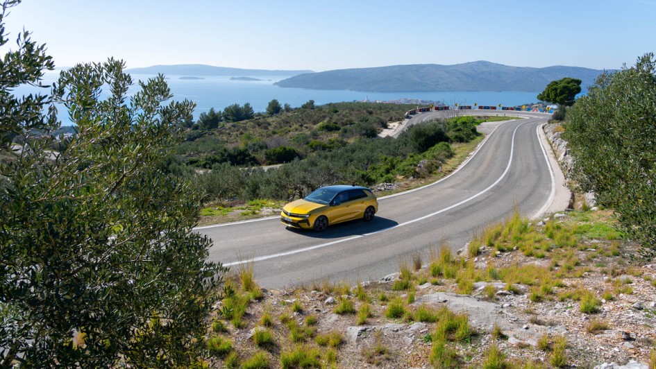 Opel Astra fahrend von weiter Ferne von vorn in Kroatien aufgenommen.