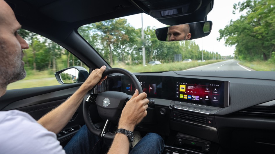 Opel Astra Sports Tourer mit 48-Volt-Hybrid Aufnahme während der fahrt aufs Cockpit mit Fahrer im Anschnitt