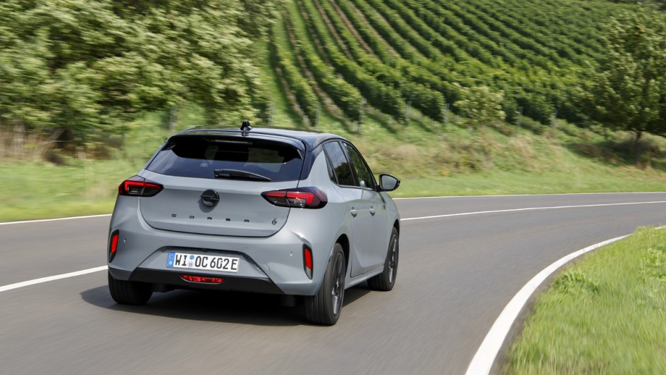 Opel Corsa fahrend von hinten auf Landstraße