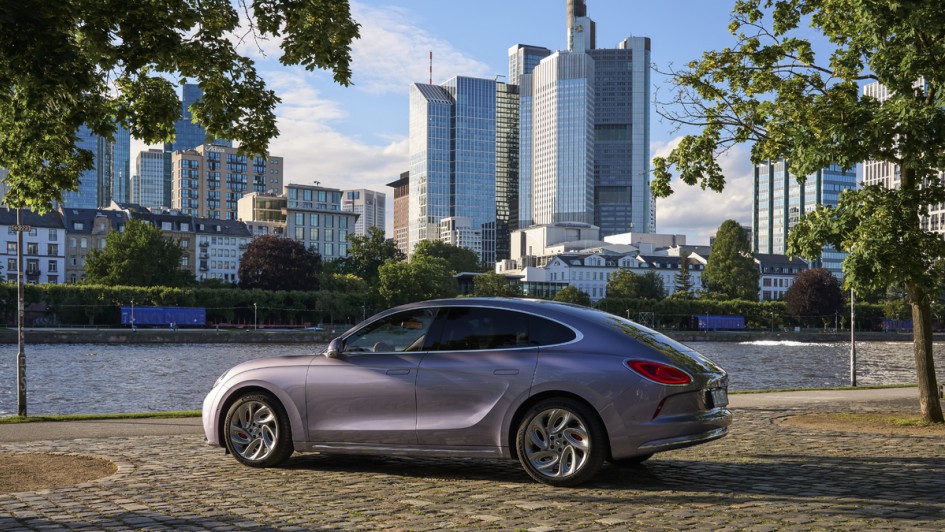 GWM Ora 07 GT in der Seitenasicht vor der Frankfurter Skyline