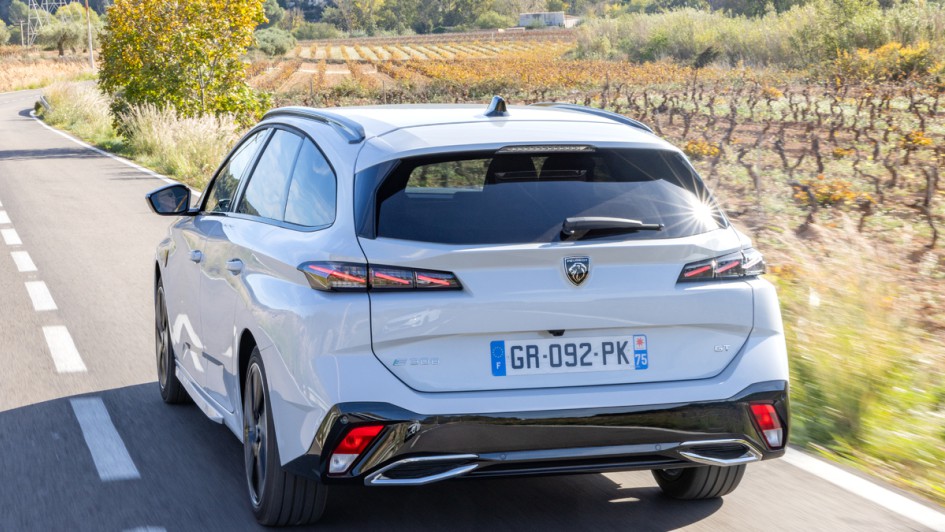 Peugeot e-308 fahrend von hinten Car2car