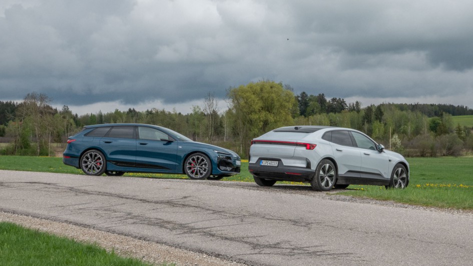 Polestar 4 und Audi A6 e-tron seitlich von hinten fotografiert