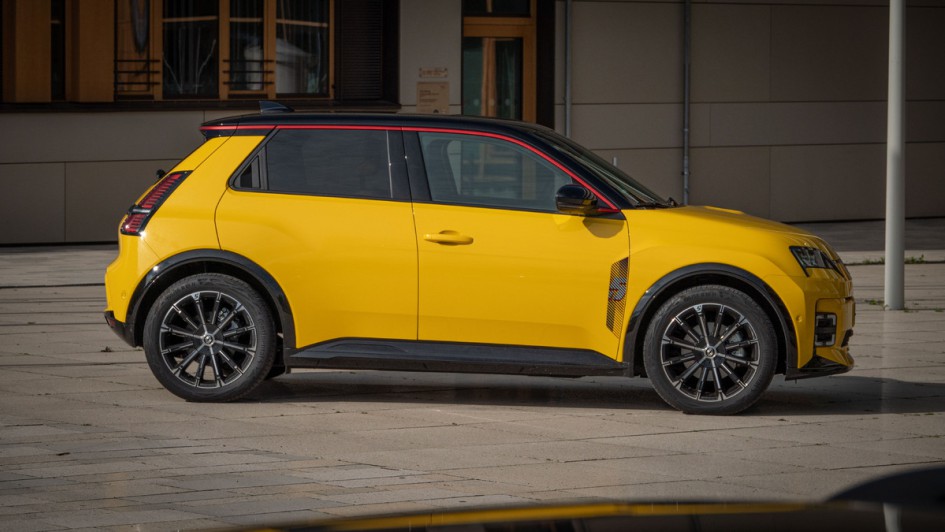 Seitenansicht stehend vom gelben Renault 5