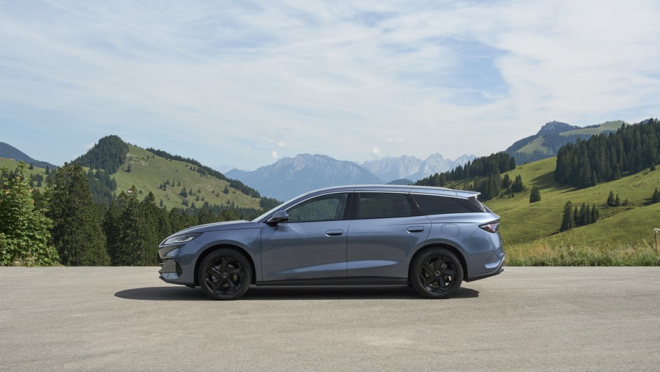 Seitenansicht des Mittelklassekombis BYD Seal 6 Touring