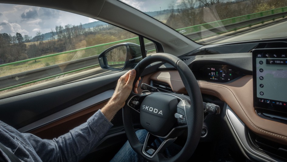 Fotoaufnahme während der Fahrt mit Fahrerhänden am Lenkrad