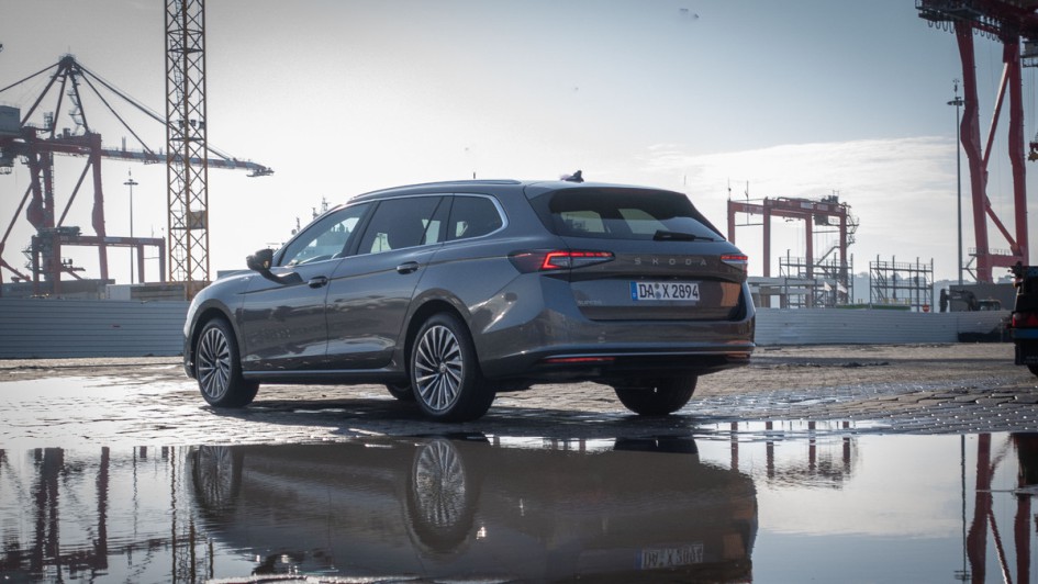 Skoda Superb Combi (2024) stehend von schräg hinten mit Spiegelung in Pfütze aufgenommen