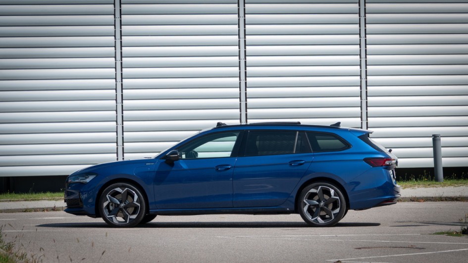 Seitenansicht der 4,90 Meter langen Skoda Superb Combi