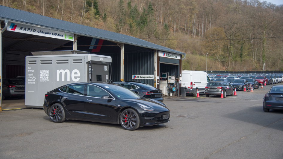 Tesla Model 3 beim Defleeting-Prozess an der me energy Ladestation