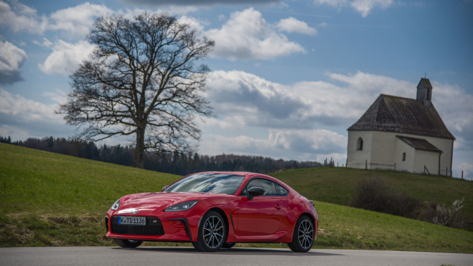 Toyota GR86 rot vor Kirche in Bayern