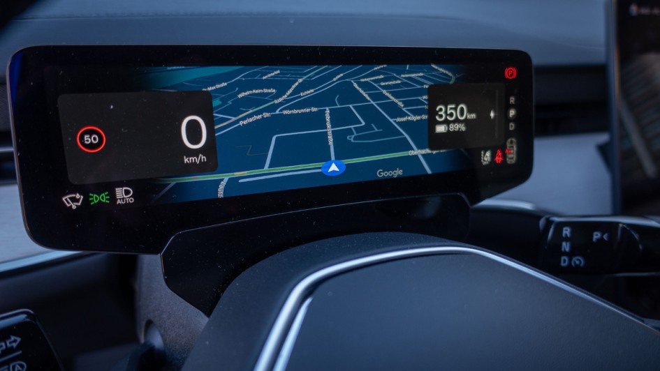 Kombiinstrument-Foto mit dort angezeigter Kartenansicht im Volvo ES90