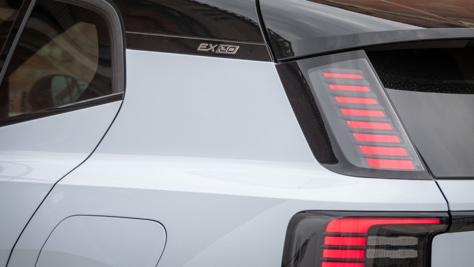 Volvo EX30 Schriftzug an der D-Säule links