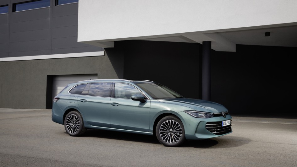 VW Passat variant 2024 in hellgrün Seitenansicht vor modernem Gebäude stehend