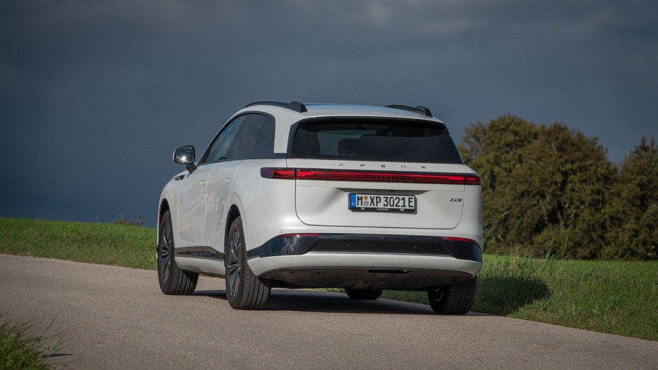 Heckansicht des weißen Xpeng G9 auf Straße fotografiert