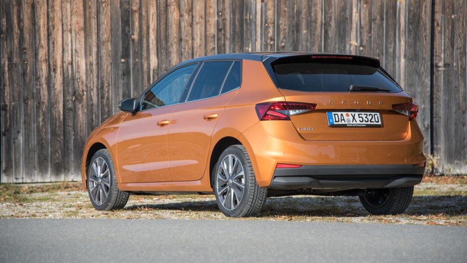 Skoda Fabia in bronze vor Holzhütte schräg von hinten