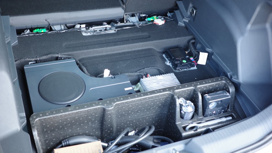 Offene und lose Kabel im Kofferraum des Togg T10X