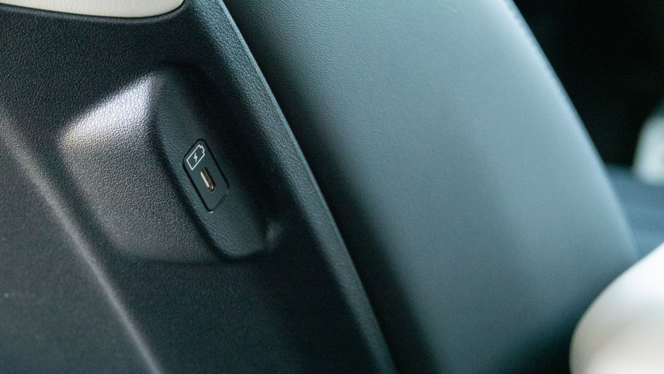 USB-C-Anschluss an der Rückseite des Vordersitzes des Kia EV4 Fastback