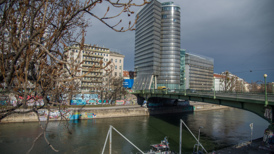 Uniqa Tower in Wien direkt am Donaukanal