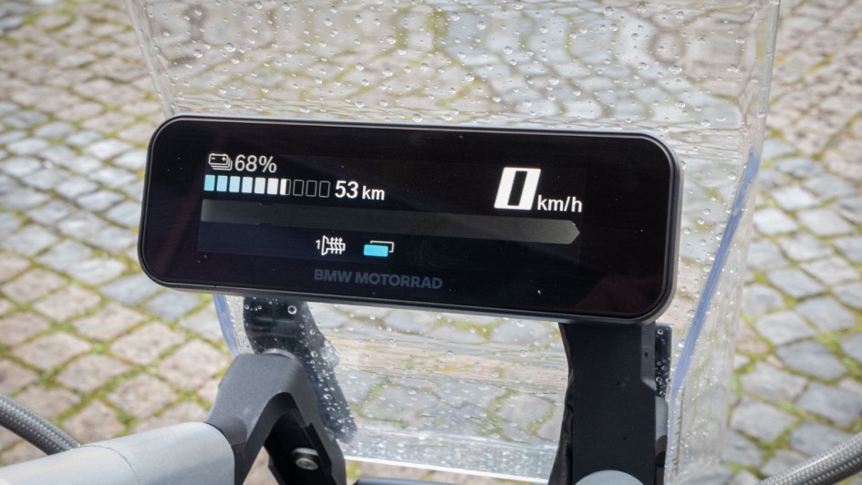 BMW CE 02 TFT-Tacho im Detail