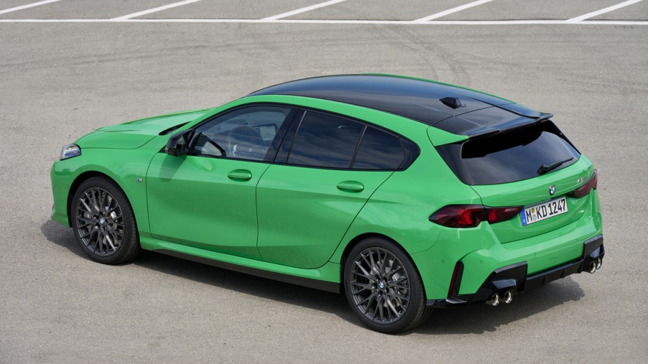 Foto von schreag oben auf den BMW M135 xDrive in giftgrün lackiert