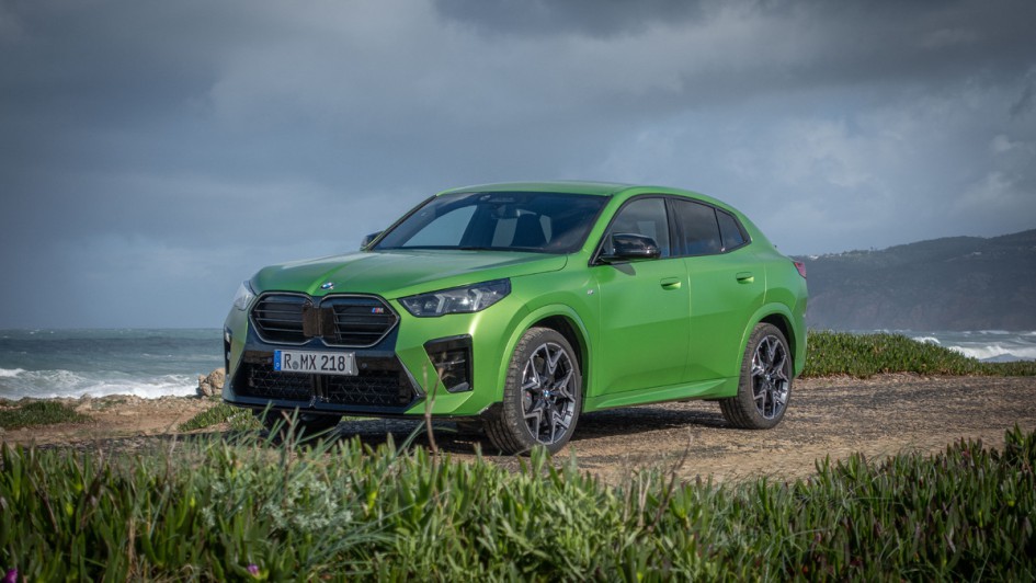 Mattgrüner BMW X2 M35i xDrive am Strand forografiert