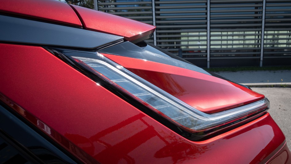 Im Detail fotografierte C-Säule vom Cadillac Lyriq mit angeschnittener Heckleuchte