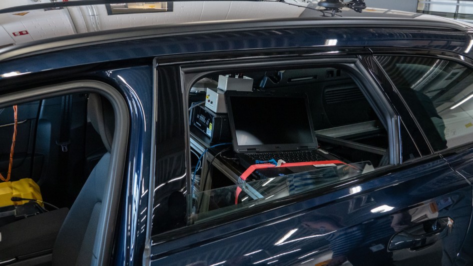 Testapparatur für den automatisierten Bremstest bei Conti, installiert auf der Rückbank in einem Audi A4