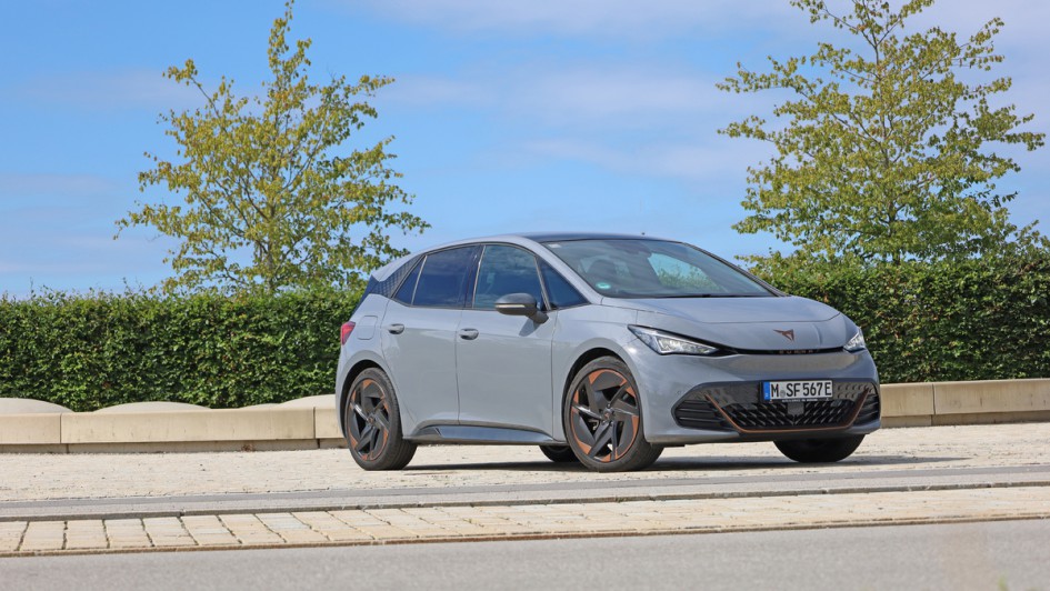 Cupra Born auf Freifläche bei Sonne fotografiert, Lackierung in Vapor Grey